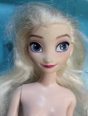 5/$10 💚 DISNEY'S FROZEN QUEEN ELSA MOVIE BARBIE DOLL
